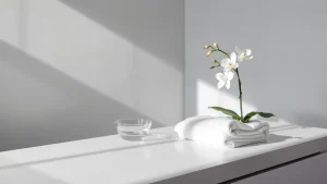 Λευκός πάγκος κλινικής με διπλωμένη πετσέτα, γυάλινο μπολ και ορχιδέα
